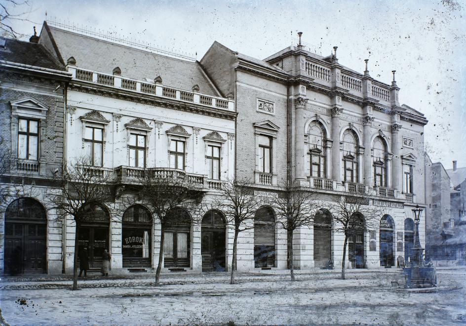 1908_debrecen_jobbra_a_kereskedelmi_akademia_epulete_magyar_foldrajzi_muzeum_erdelyi_mor_cege.jpg