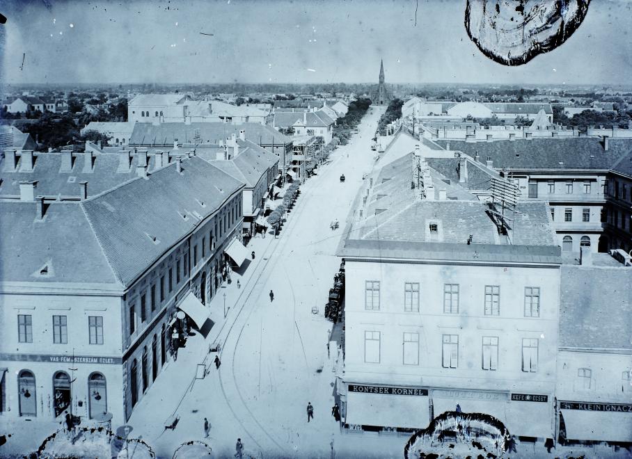 1908_eloterben_a_piac_utca_balra_a_varoshaza_szemben_a_kossuth_utca_vegen_a_verestemplom_magyar_foldrajzi_muzeum_erdelyi_mor_cege.jpg