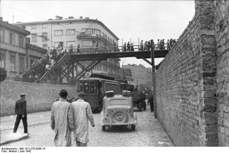 bundesarchiv_bild_101i-270-0298-14_polen_ghetto_warschau_brucke_zur_verbindung_zweier_gettoteile.jpg