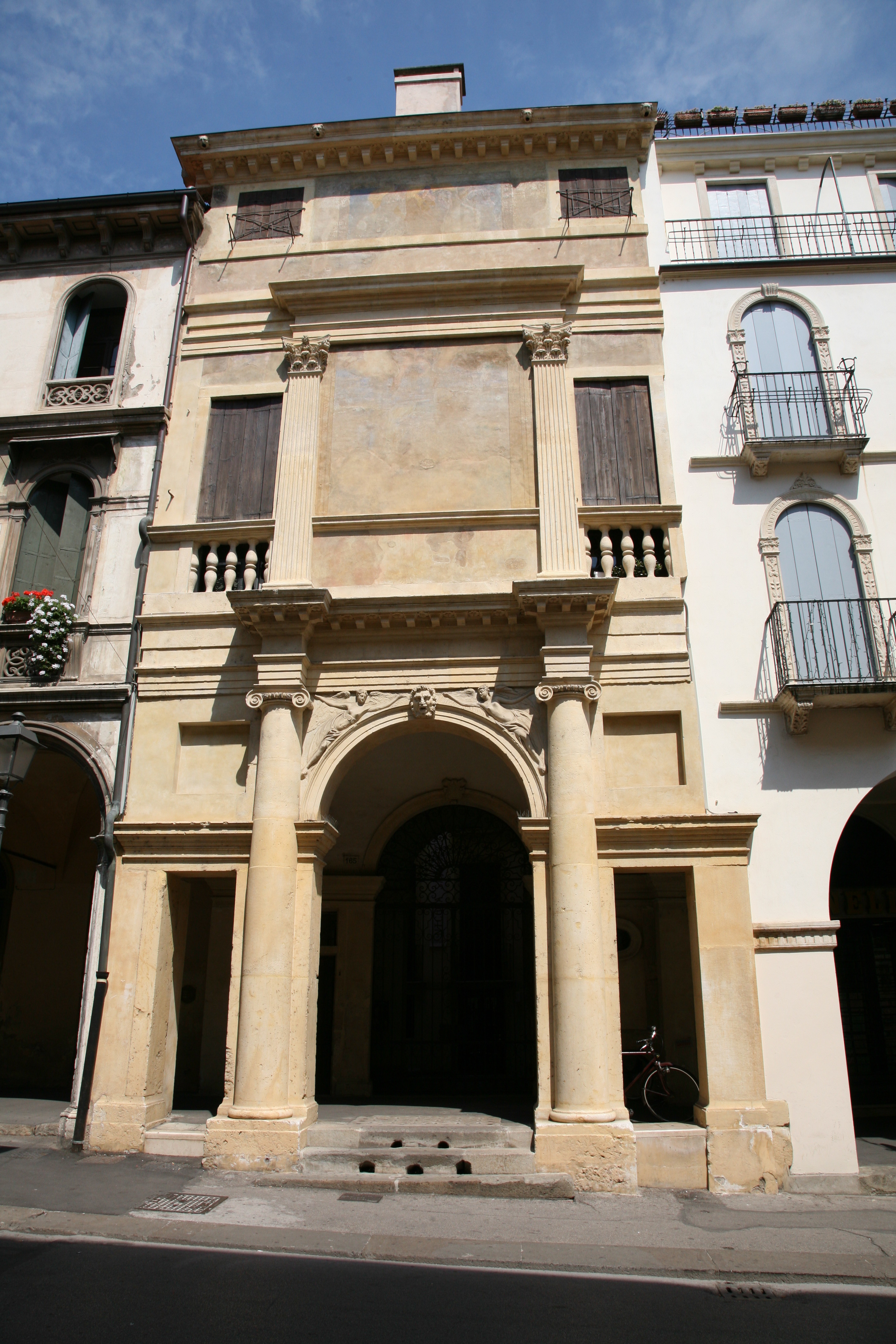 Casa Cogollo, Vicenza<br /><br />Ez a kis palota 1559-ben épült. Palladio házának is nevezik, tévesen, mivel a mester sosem élt itt.<br /><br />Kép: Wikimedia Commons / Hans A. Rosbach