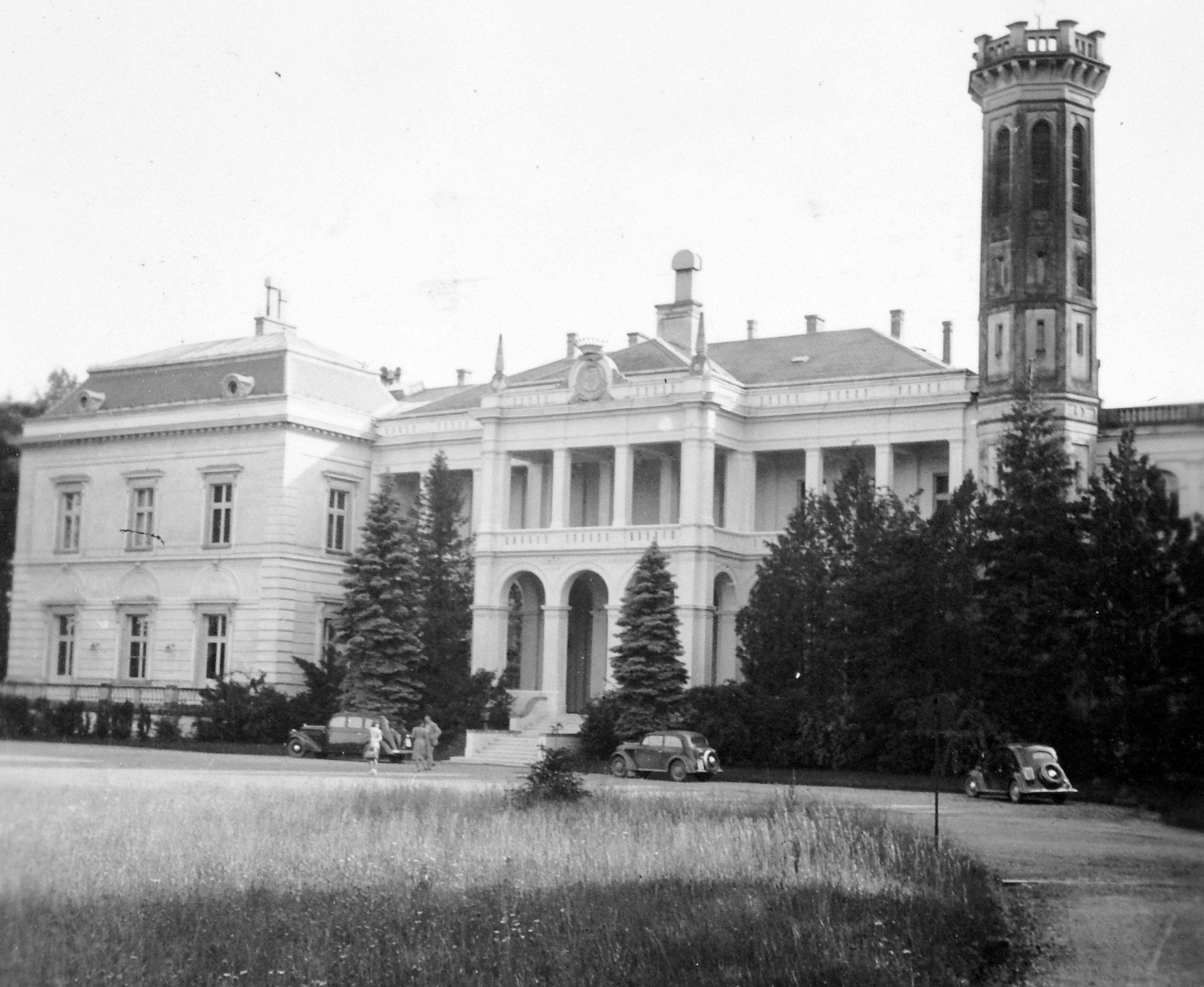 1940. A kastély ekkor luxusszállóként működött. Kép: Fortepan / Gyöngyi