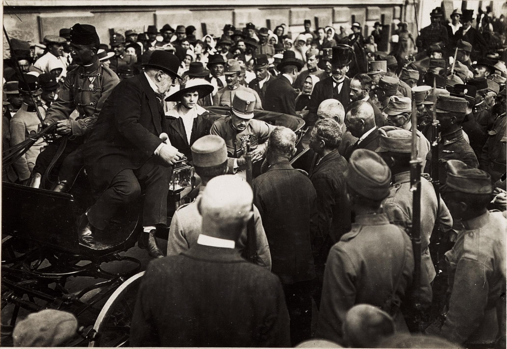 IV. Károly tűzkárosultakkal beszél.  1917. május 23. Kép: K.u.k. Kriegspressequartier, Lichtbildstelle - Wien - https://www.bildarchivaustria.at / Wikimedia Commons