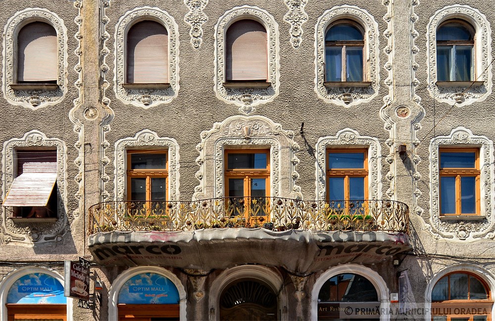 Az első emeleti ablakok téglalap alakúak, míg a felettük lévők félkörívesek. Kép: oradea.travel