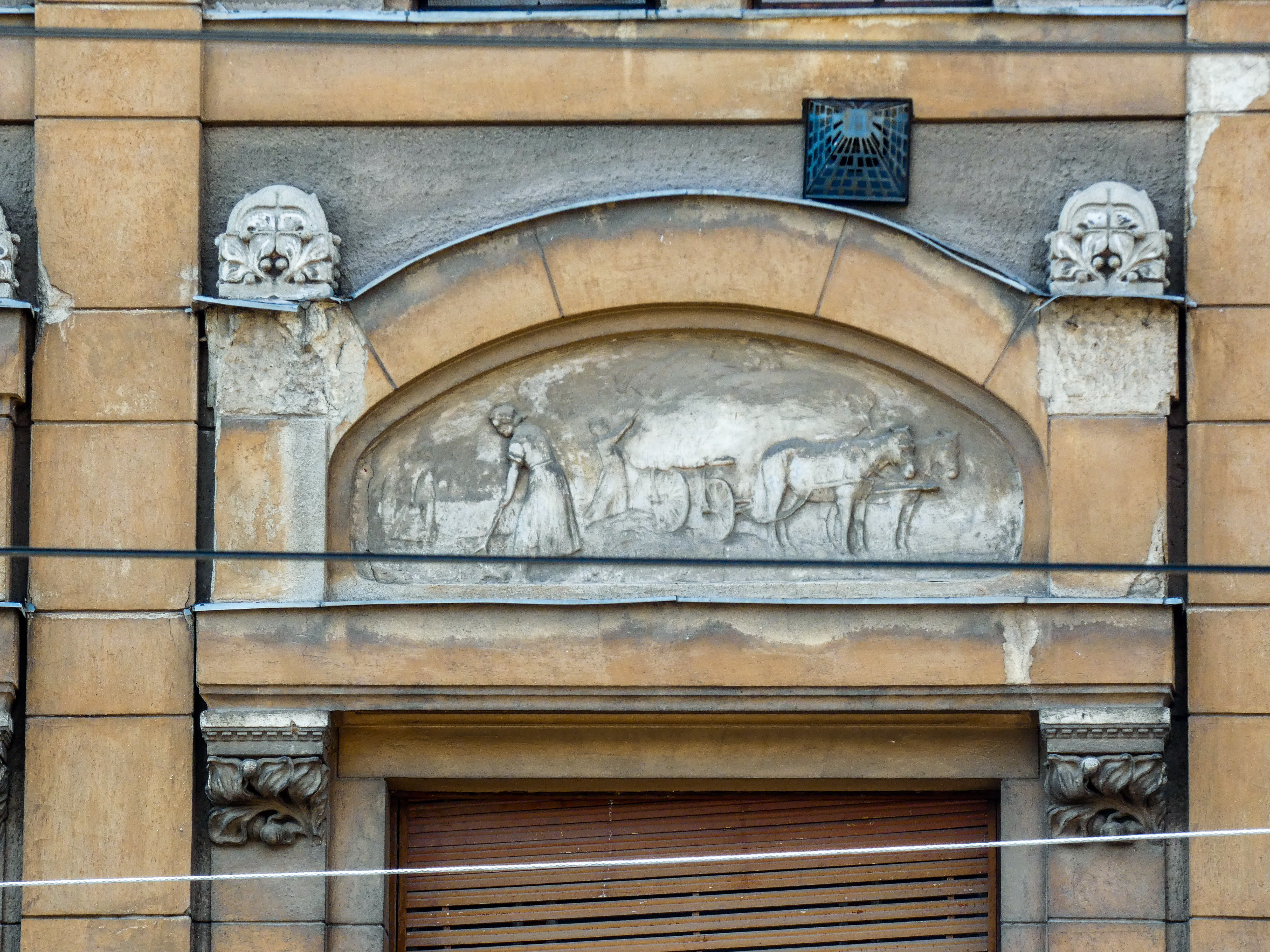 A mezőgazdasági munkák újabb jelenete, megrakják a szekeret.