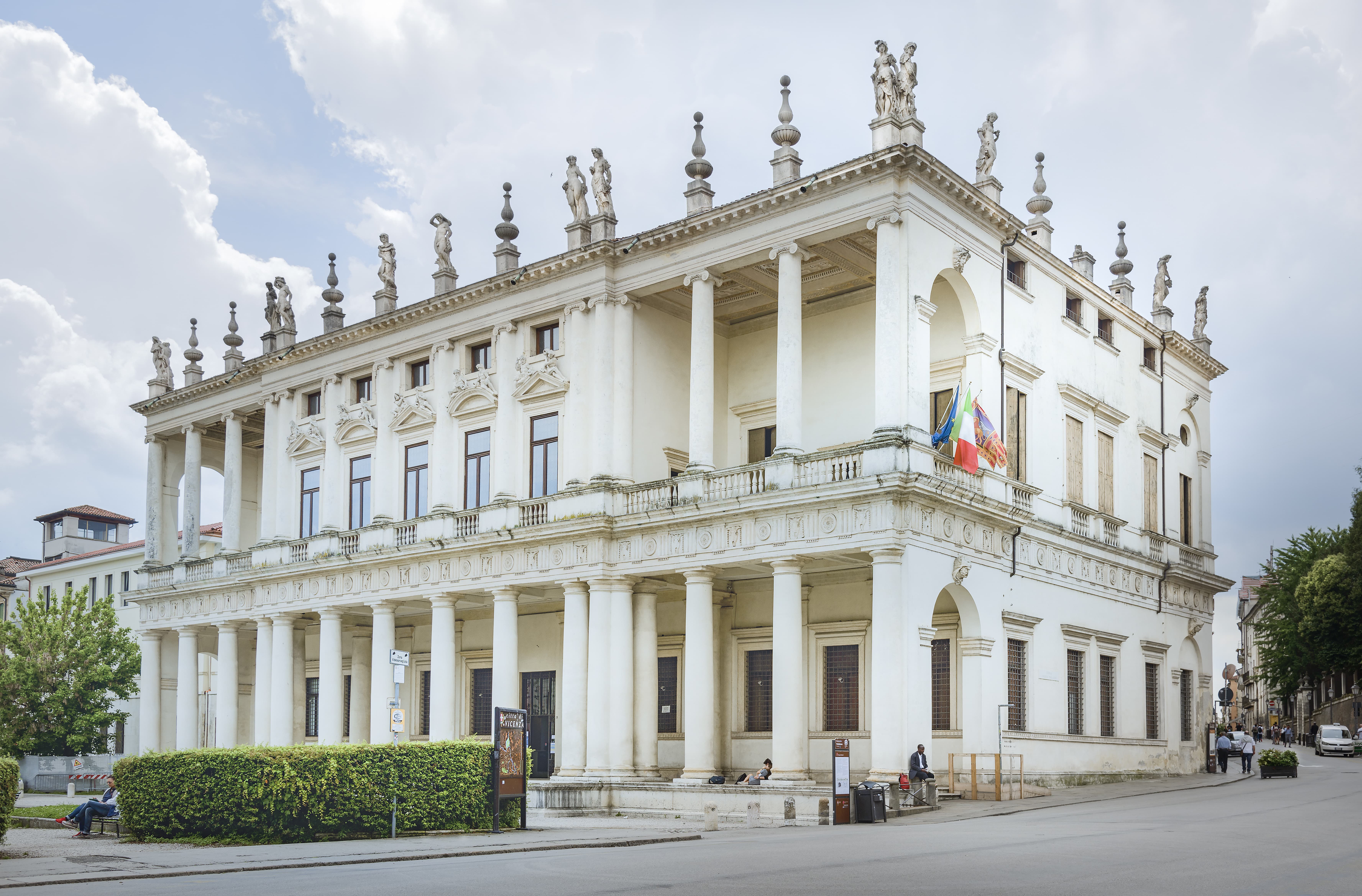 Palazzo Chiericati, Vicenza<br /><br />Giovanni Chiericati megbízatásából kezdték el építeni az 1550-es évek elején. Viszonylag későn, 1680-ban fejezték csak be. A legtöbb művétől eltérően itt igen változatos kialakítással találkozunk. <br /><br />Kép: Wikimedia Commons / Didier Descouens<br />