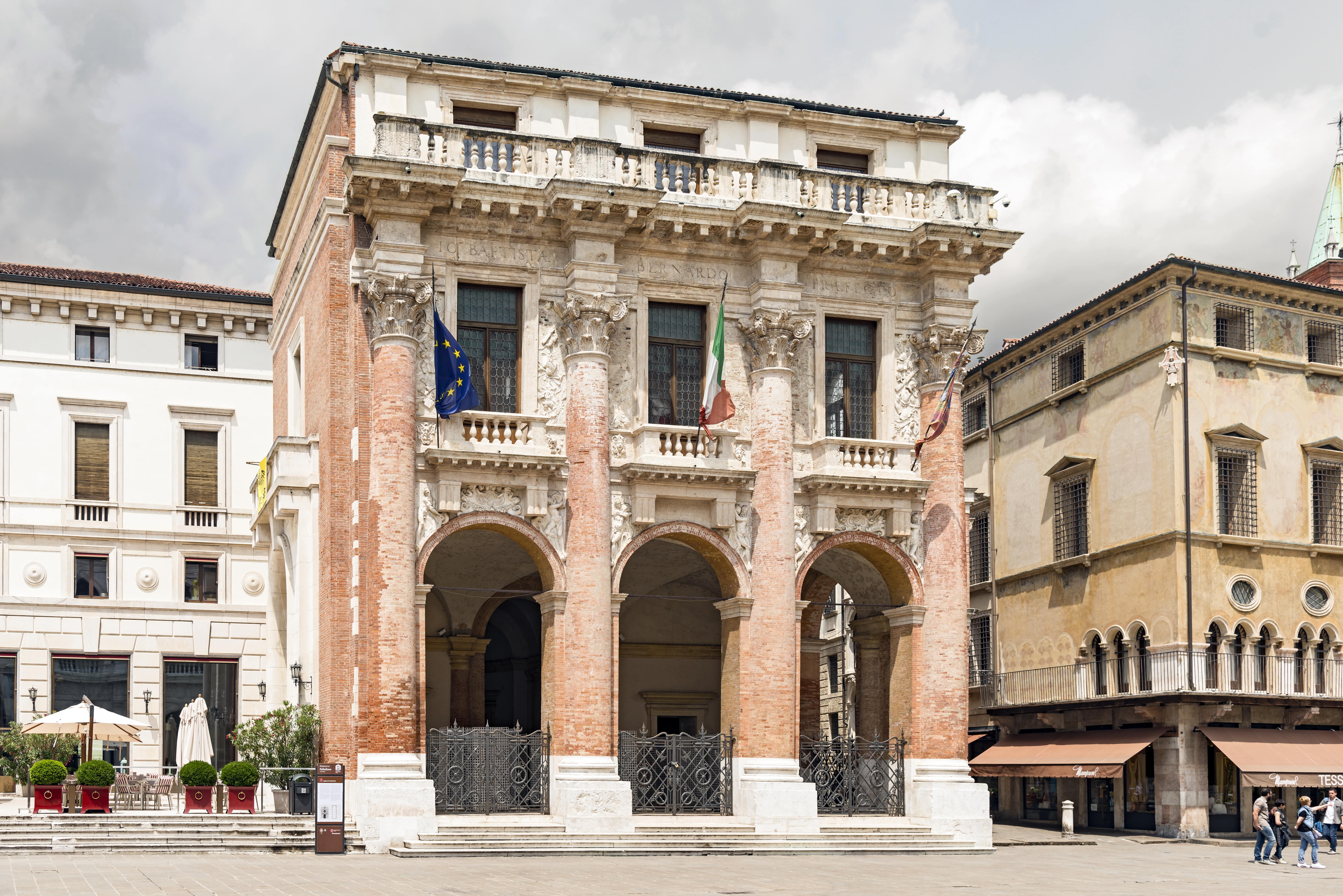 Loggia del Capitanio vagy Palazzo del Capitaniato, Vicenza<br /><br />1565-ben tervezte, és 1571-72-ben készült el. A Piazza dei Signorin a Basilica Palladianával szemben található.<br /><br />Kép: Wikimedia Commons / Didier Descouens