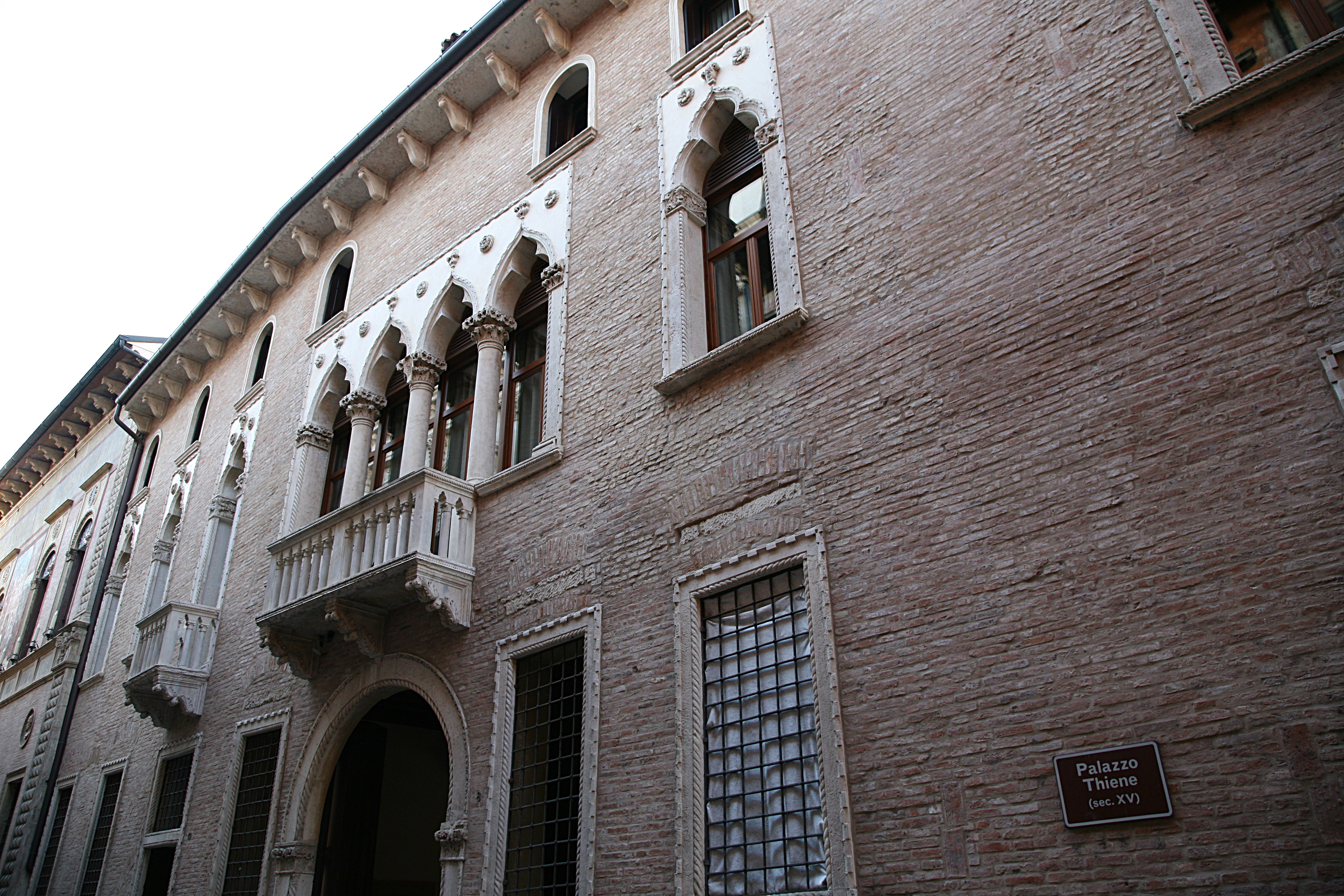 Palazzo Thiene, Vicenza<br /><br />Marcantonio és Adriano Thiene voltak a megbízók. 1542-ben Guilio Romano készíti el a terveket, majd 1544-ben kezdik el az építkezést, miközben a terveket Palladio átvariálja. Az 1490 körüli eredeti gótikus palotára épült. Cél a Thiene testvérek és vendégeik kozmopolita elvárásainak a teljesítése, és az épület által a városban betöltött politikai szerepük kifejezése. A képen a gótikus homlokzati rész látható.<br /><br />Kép: Wikimedia Commons / Hans A. Rosbach