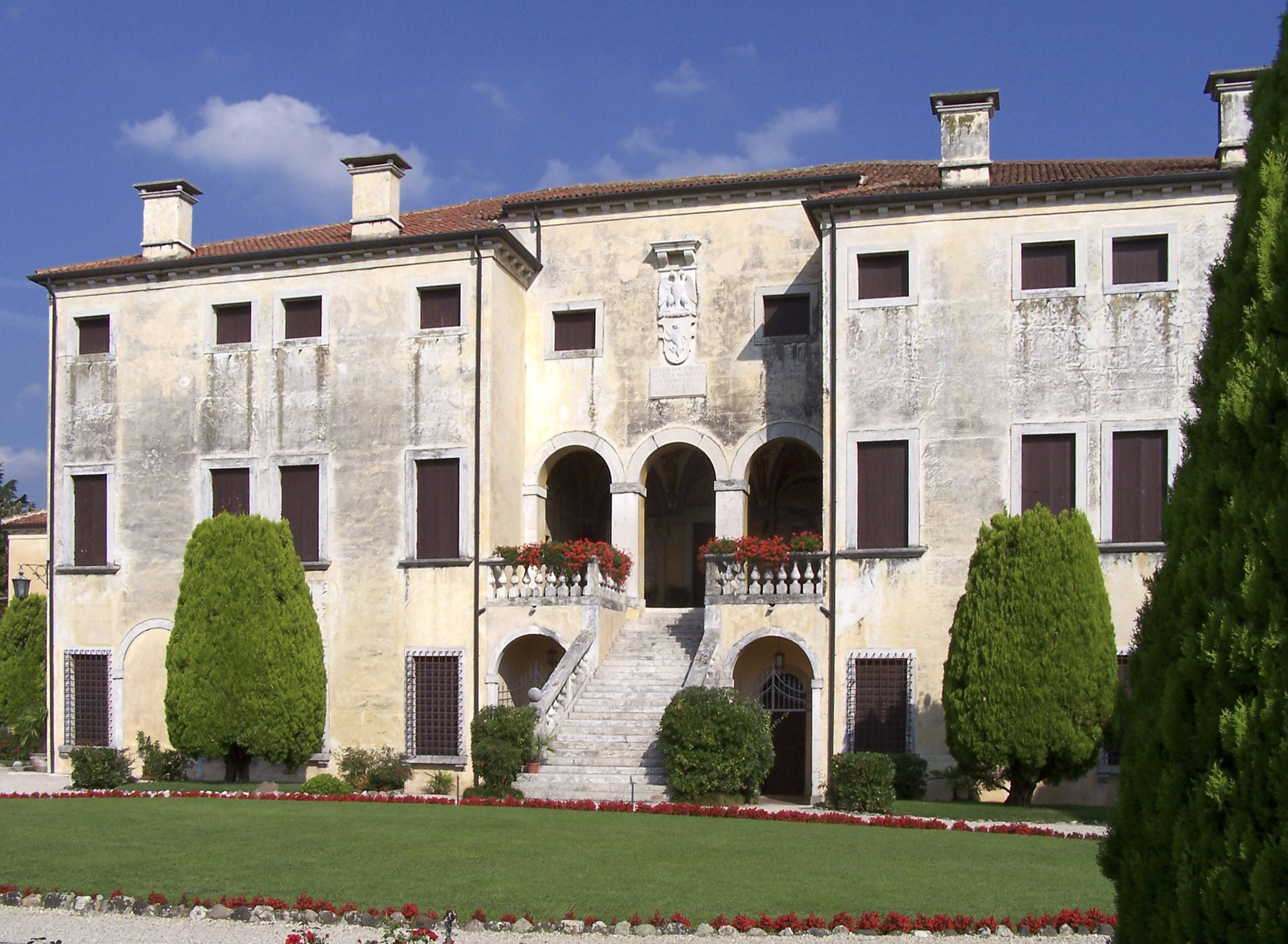 Villa Godi, Lugo di Vicenza<br /><br />1537 és 1542 között épült Girolamo, Pietro és Marcantoni Godi testvérek megbízásából. A díszítetlen villa földszintjén jelenleg egy régészeti múzeum működik.<br /><br />Kép: Wikimedia Commons / Dogears