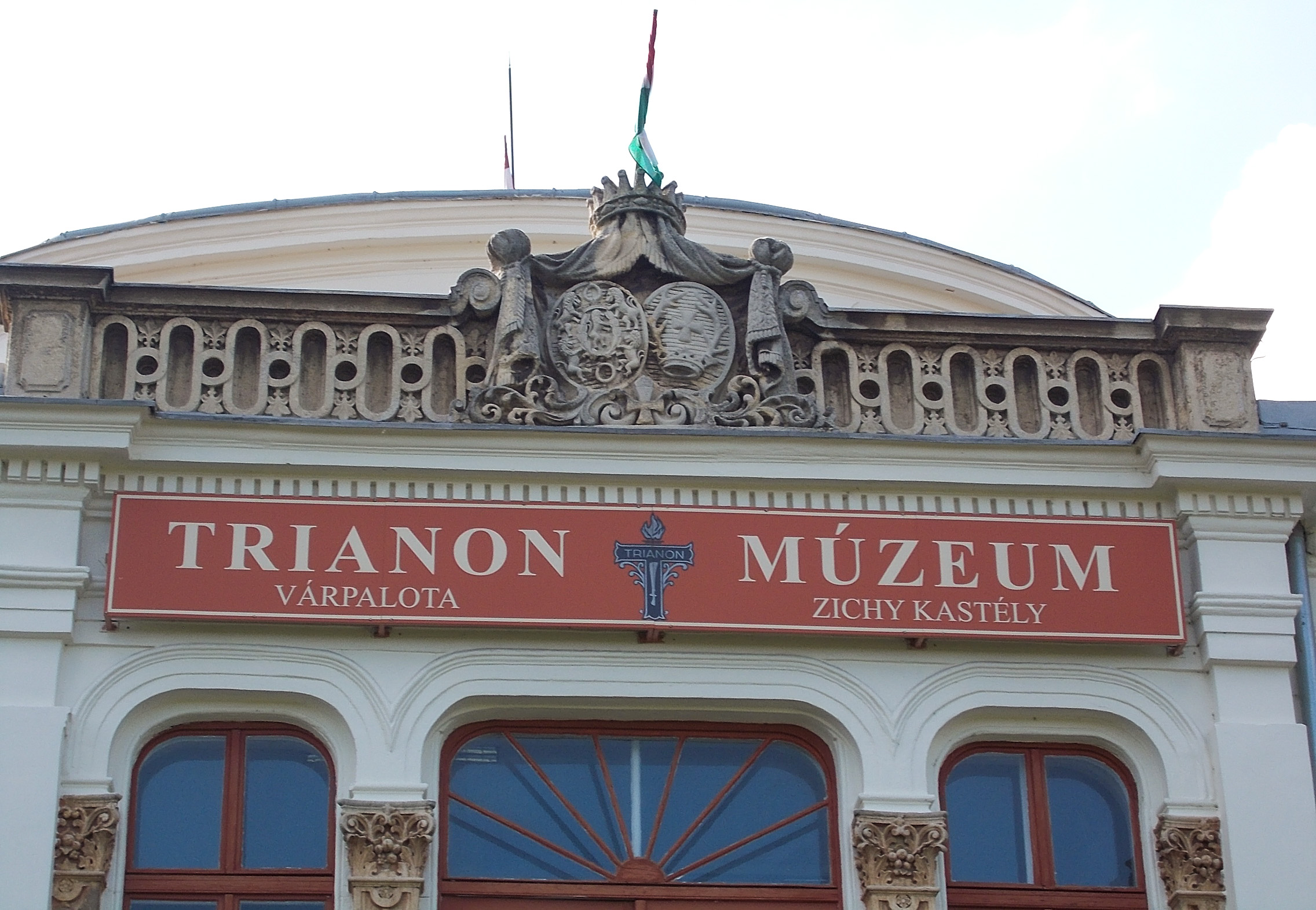 trianon_museum_sign_and_parapet_2017_varpalota_wikim_comm_edited.jpg