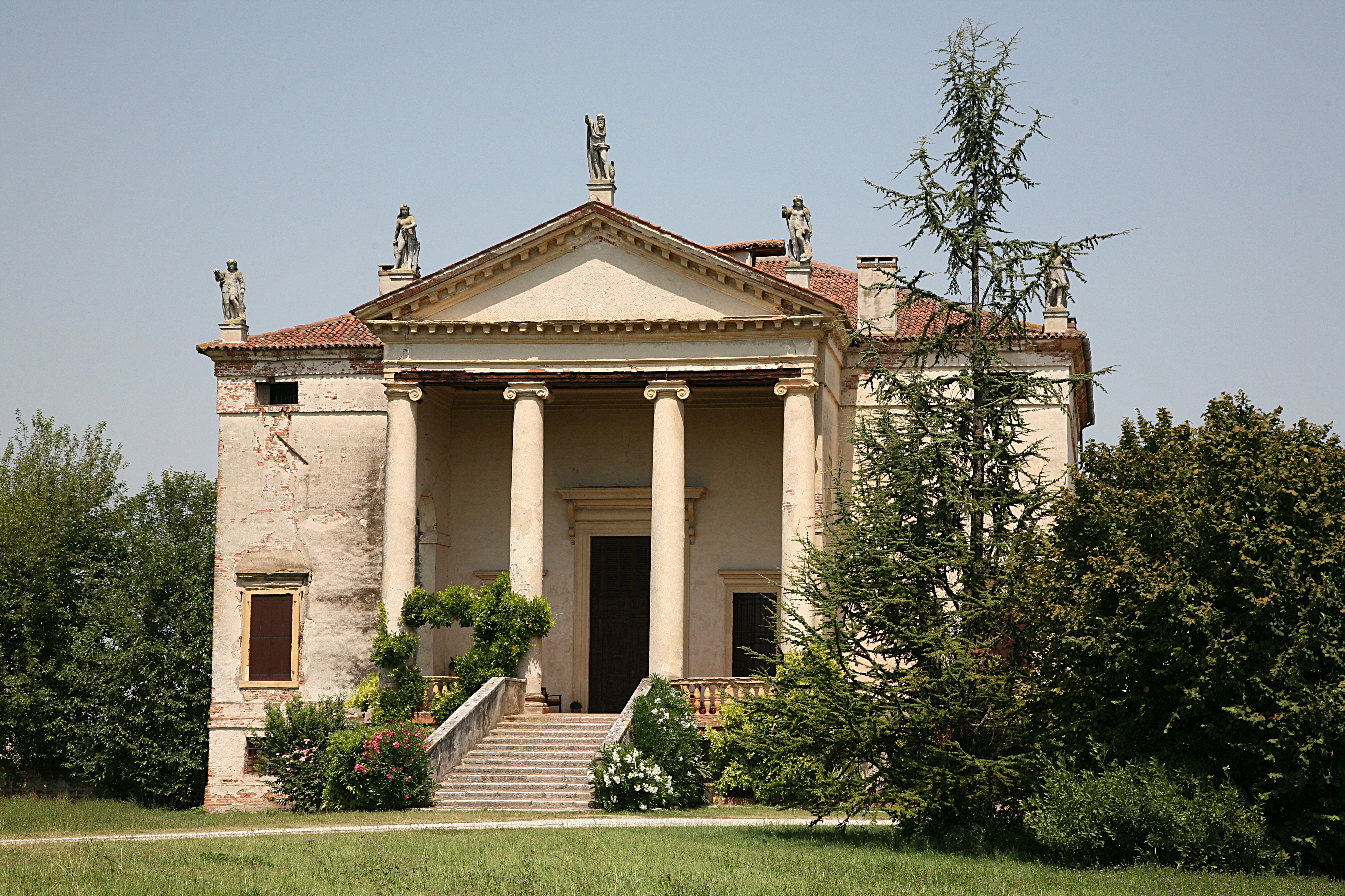 Villa Chiericati<br /><br />A portikuszos villát Giovanni Chiericati építtette az 1550-es évek elején. A Villa Rotonda és Malcontenta prototípusának tekinthető.<br /><br />Kép: Wikimedia Commons / Hans A. Rosbach