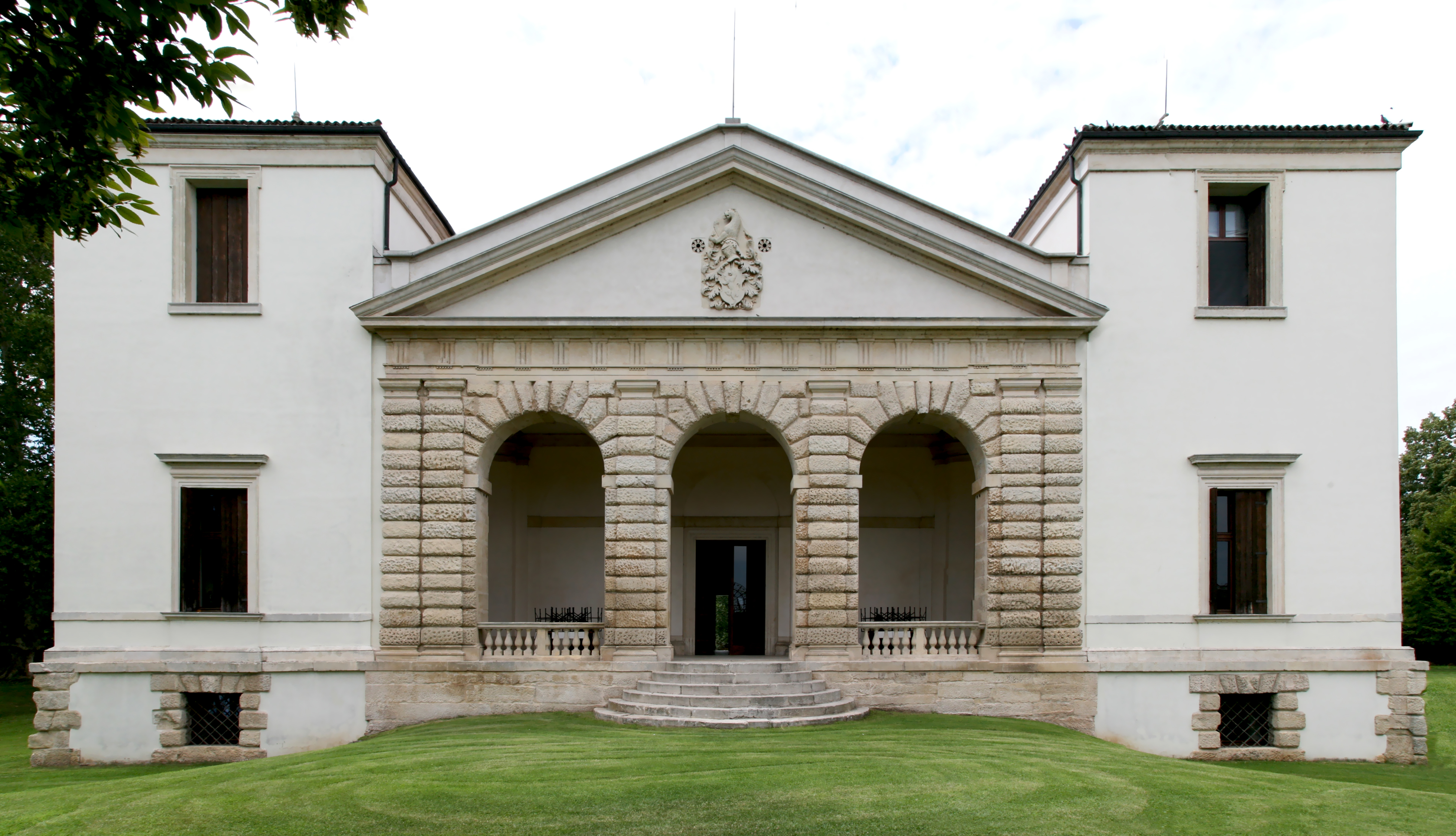 Villa Pisani, Bagnolo<br /><br />A gazdag Pisani család által rendelt, rusztikus részletekkel díszített villa homlokzata a Guá folyóval néz szembe, tornyai a Villa Trissinót idézik. Az 1540-es években épült egy mezőgazdasági birtok közepén.<br /><br />Kép: Wikimedia Commons / Hans A. Rosbach