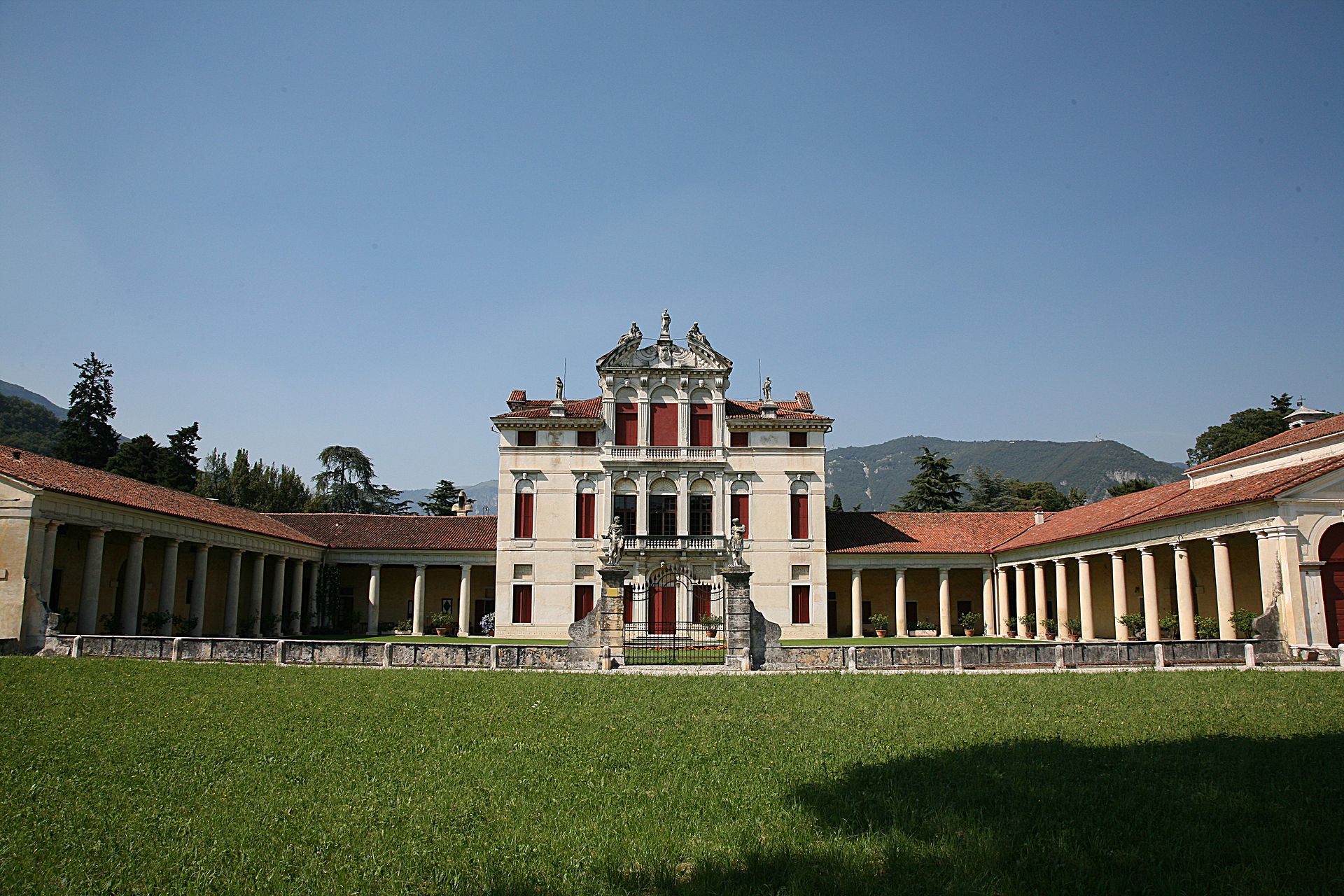 Villa Angarano, Bassano del Grappa<br /><br />Az 1540-es évek végén vagy az 1550-es évek elején kezdődtek az építési munkálatok. Az eredeti tervek sajnos nem valósultak meg teljes egészében, valószínűleg a megbízó anyagi gondjai miatt. A központi épület végül Baldassarre Longhena tervei szerint készült el, nem palladioi stílusban.<br /><br />Kép: Wikimedia Commons / Hans A. Rosbach