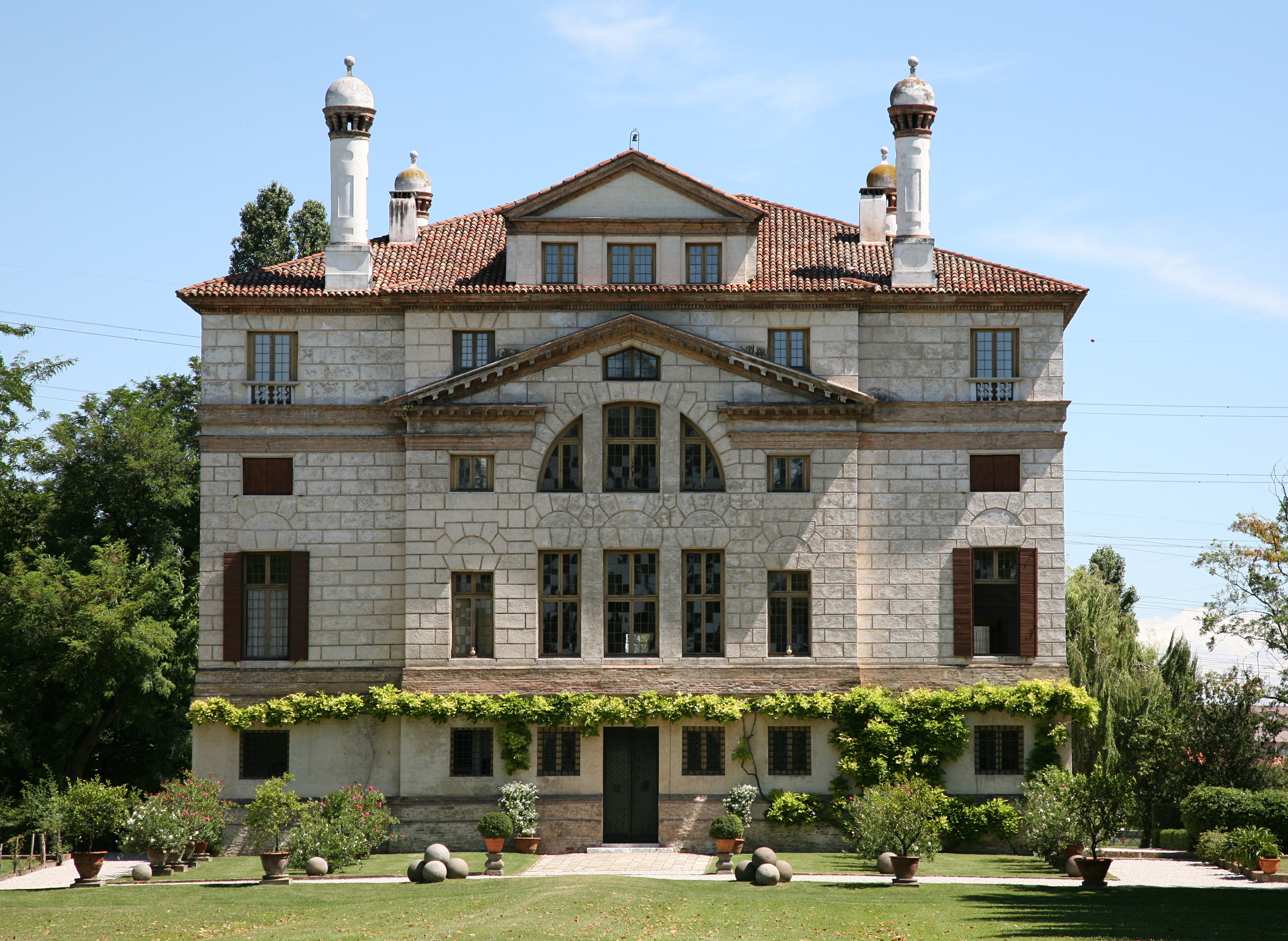 Villa Foscari / La Malcontenta, Mira<br /><br />Az a Foscari család kérte fel Palladiot a villa megtervezésére, amelyből Velence egyik legjelentősebb dózséja, Francesco Foscari is kikerült.<br /><br />Kép: Wikimedia Commons / Hans A. Rosbach