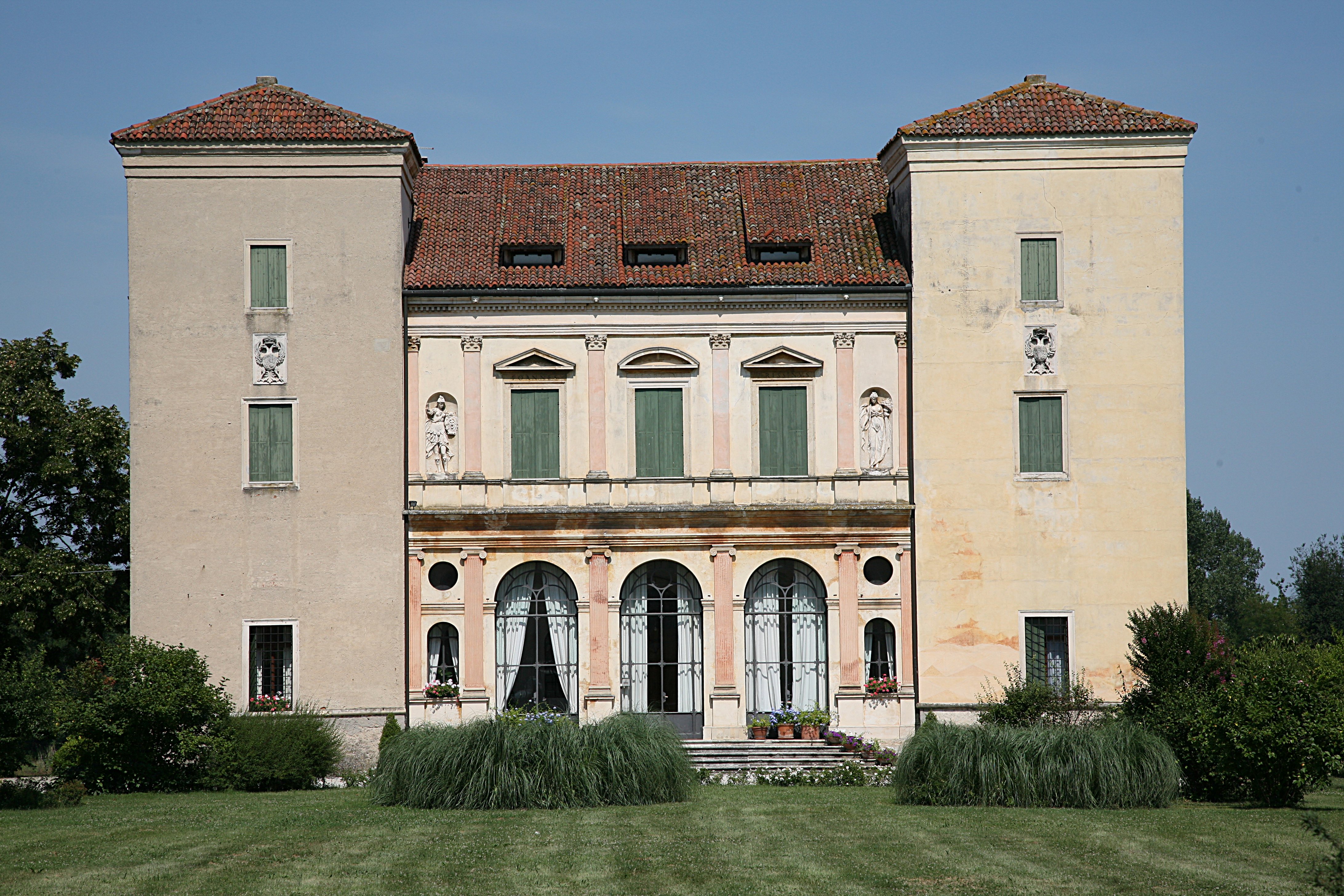 Villa Trissino, Trettenero<br /><br />Patronusának, Gian Giorgio Trissinonak a villája.<br /><br />Kép: Wikimedia Commons / Hans A. Rosbach