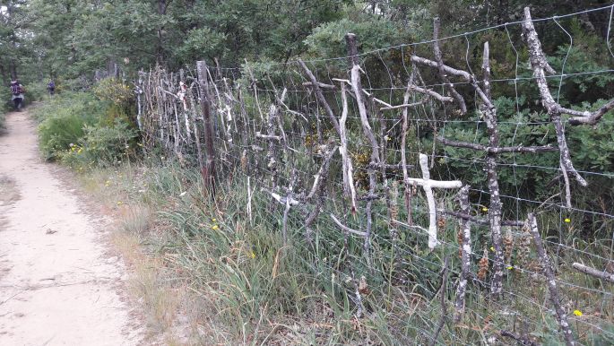 El camino, Francia Út, gallyakból készült keresztek a kerítésen