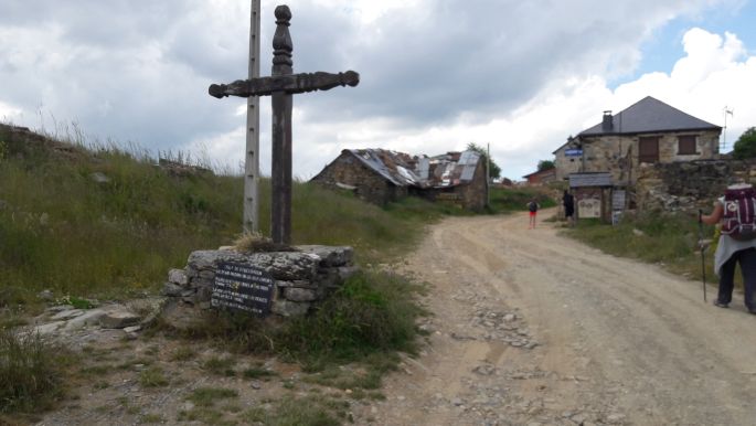 El camino, Francia Út, emelkedő és kereszt Foncebadón előtt