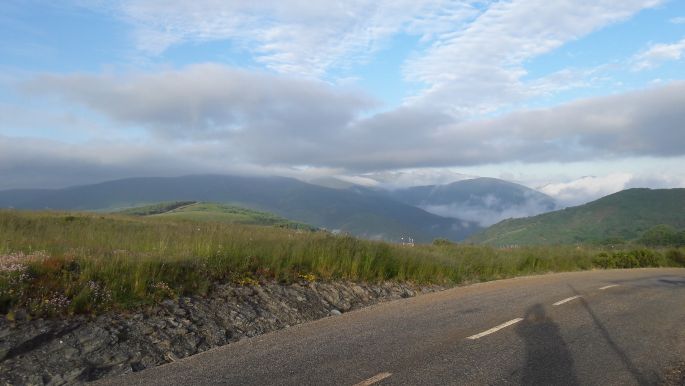 El camino, Francia Út, szép hegyek és völgyek felhőkkel