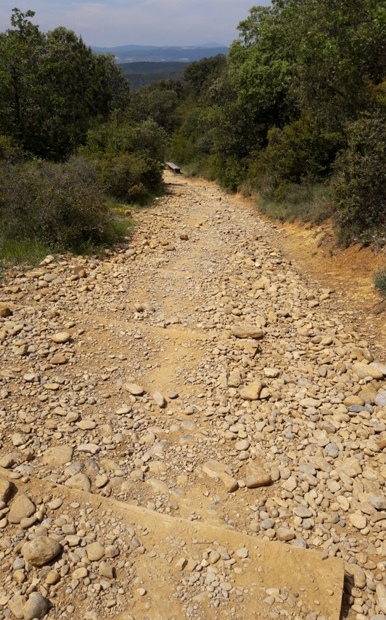 El camino, lefelé az Alto del Perdón hegyről. Az első 200 métert leszámítva végig ilyen köves út vezetett le a völgybe.