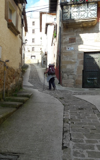 El Camino, Francia Út, Cirauqui, Erika felfelé araszol a meredek utcán