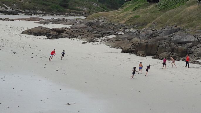 El camino, Muxia, óceánpart, ahol gyerekek játszanak a homokban