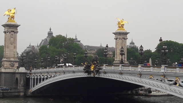 A Pont Alexandre III. híd az aranyozott díszítésekkel