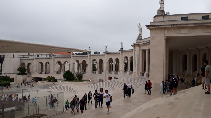 Portugál camino, Fátima,a  bazilika köré épített árkádsor