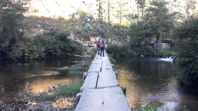Portugál Camino Costa, átkelés a folyón a köveken lépkedve