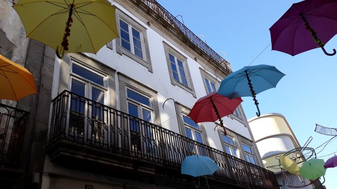 Portugál Camino Costa, Viana do Castelo, színes esernyők az utca felett