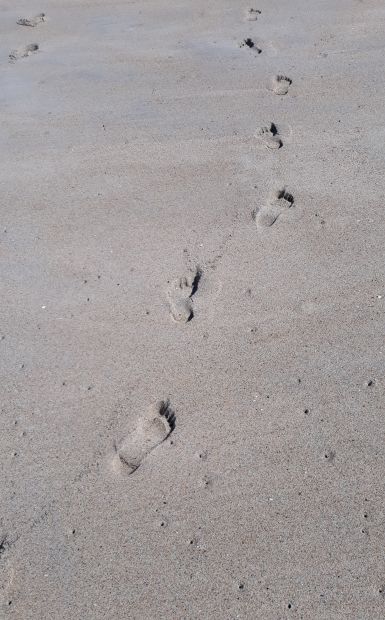Portugál Camino Costa, Ági lábnyoma a homokban mezítláb