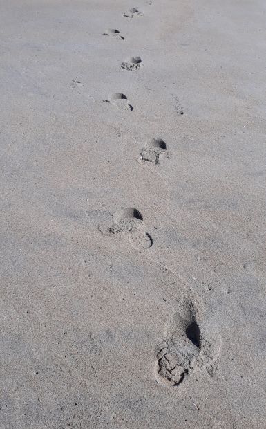 Portugál Camino Costa, Andrea lábnyoma a homokban túracipőben