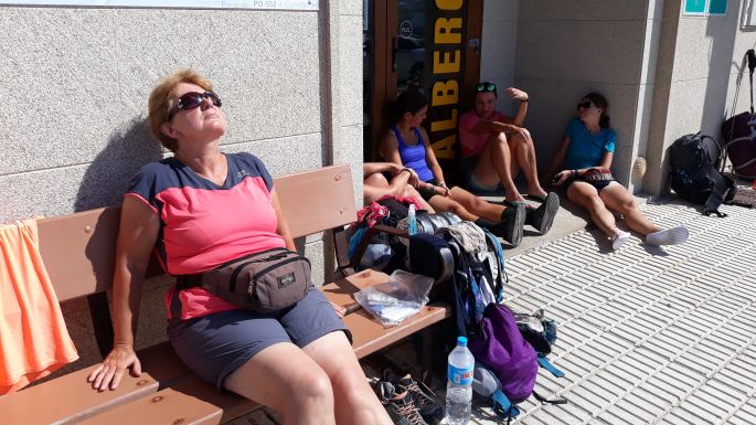 Portugál Camino Costa, Porto Mougás, albergue előtti sütkérezés