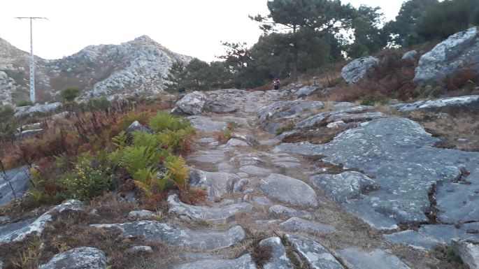 Portugál Camino Costa, köves úton felfelé a hegyre