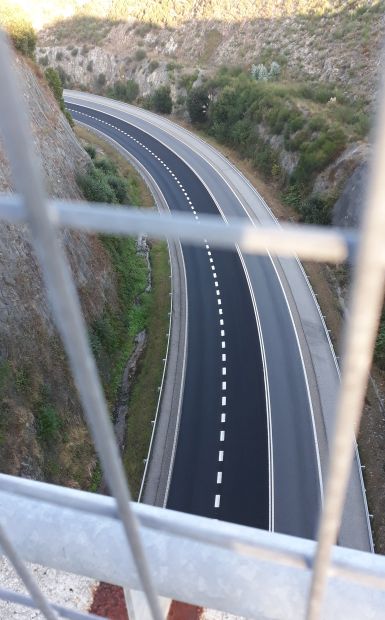 Portugál Camino Costa, egy magas felüljáróról tekintünk le az országútra