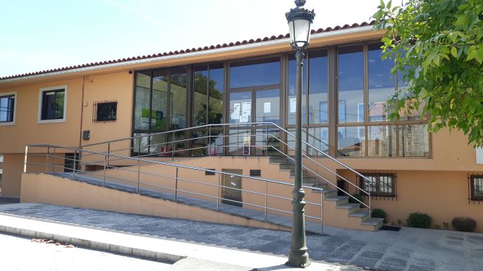 Portugál Camino Costa, Saiáns albergue, illetve a sport és kulturális központ épülete