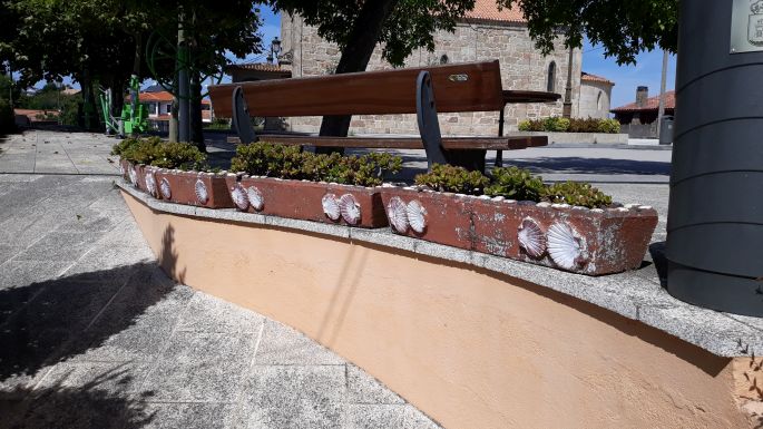 Portugál Camino Costa, Saiáns albergue, az udvaron kagylós padokkal