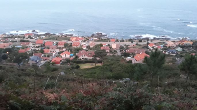 Portugál Camino Costa, kilátás az óceánra és a falura