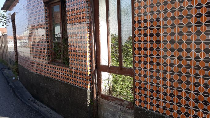 Portugál camino, csempés ház maradvány
