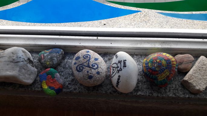 El Camino, Muxia, Albergue Delfín, az ablakpárkányon sorakozó festett kövek