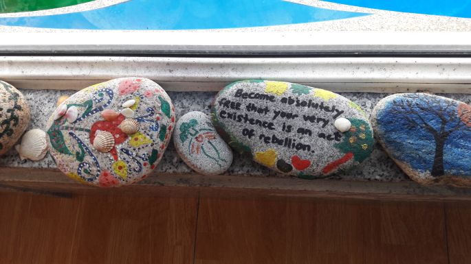 El Camino, Muxia, Albergue Delfín, az ablakpárkányon sorakozó festett kövek