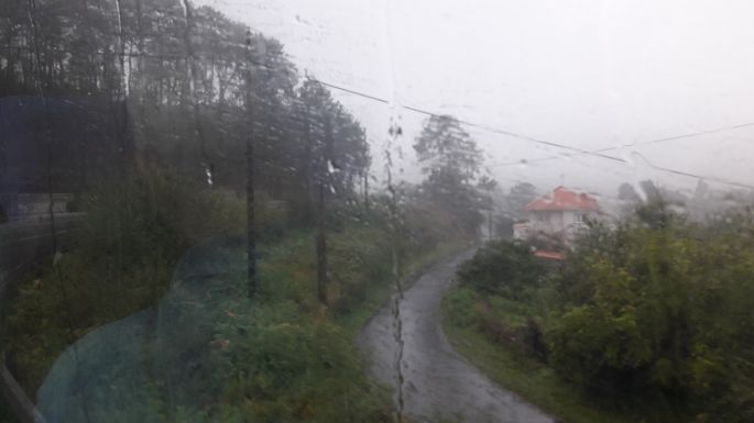 El Camino, Muxia felé busszal, szakadó esőben