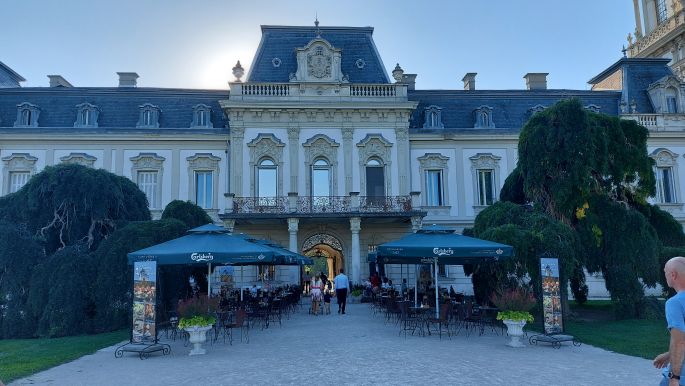 Balaton túra, a keszthelyi Festetics Kastély külső homlokzata