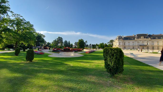 Balaton túra, a keszthelyi Festetics Kastély előkertje