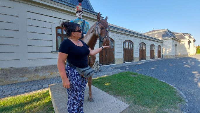 Balaton túra, a keszthelyi Festetics Kastély egykori lovardája, ma kocsimúzeum, előtte egy 48-as lovashuszár + Erika, aki éppen abrakoltat :-)