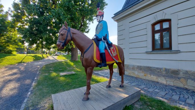 Balaton túra, a keszthelyi Festetics Kastély egykori lovardája, ma kocsimúzeum, előtte egy 48-as lovashuszár