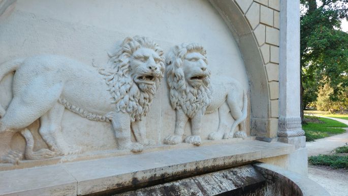 Balaton túra, a keszthelyi Festetics Kastély belső kertje, oroszlános kút
