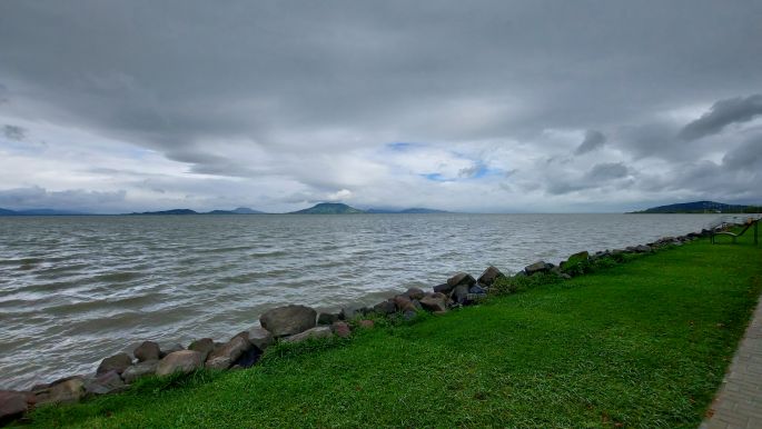 Balaton túra, viharos szelek és sűrű felhők a Balaton felett