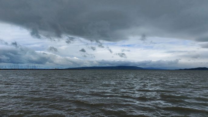 Balaton túra, viharos szelek és sűrű felhők a Balaton felett