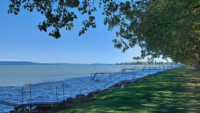 Balaton túra, Balatonboglár, Jankovics strand és az árnyas platánsor