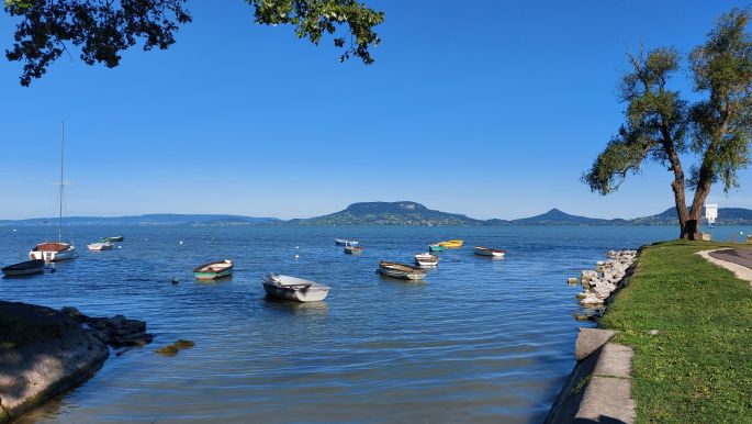 Balaton túra, csónakok a Balatonon, háttérben a badacsonyi hegyek