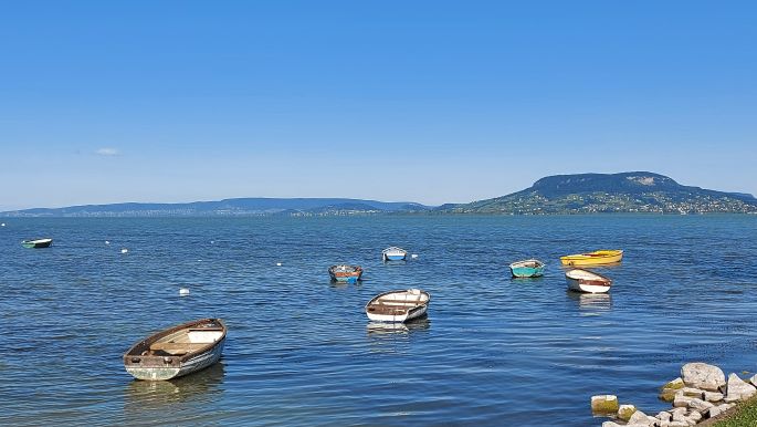 Balaton túra, csónakok a Balatonon, háttérben a badacsonyi hegyek